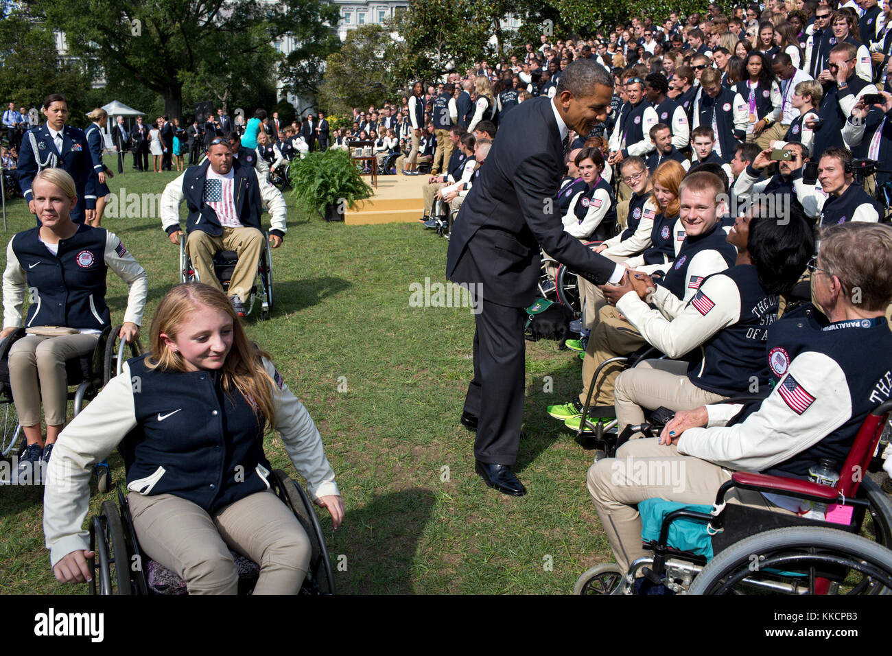 Le président américain Barack Obama salue les athlètes pendant un événement honorant les États-Unis 2012 Jeux olympiques et paralympiques d'équipes sur la pelouse Sud de la maison blanche, sept. 14, 2012. (Photo Officiel de la maison blanche par Pete souza) officiel de la maison blanche cette photographie est mis à disposition uniquement pour la publication par les entreprises de presse et/ou pour un usage personnel l'impression par le sujet(s) de la photo. La photo peut ne pas être manipulé d'aucune façon et ne peuvent être utilisés dans des documents politiques ou commerciales, publicités, e-mails, de produits, de promotions qui suggère en aucune façon l'approbation ou l'approbation de la prés Banque D'Images