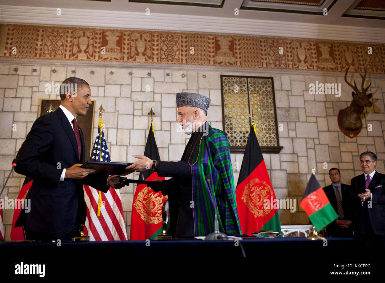 Le président américain Barack Obama et le président afghan Hamid Karzaï, échanger des documents après la signature de l'accord de partenariat stratégique cérémonie de signature au palais présidentiel à Kaboul, Afghanistan, le 1 mai 2012. (Photo Officiel de la maison blanche par Pete souza) officiel de la maison blanche cette photographie est mis à disposition uniquement pour la publication par les entreprises de presse et/ou pour un usage personnel l'impression par le sujet(s) de la photo. La photo peut ne pas être manipulé d'aucune façon et ne peuvent être utilisés dans des documents politiques ou commerciales, publicités, e-mails, de produits, de promotions qui suggère en aucune façon Banque D'Images