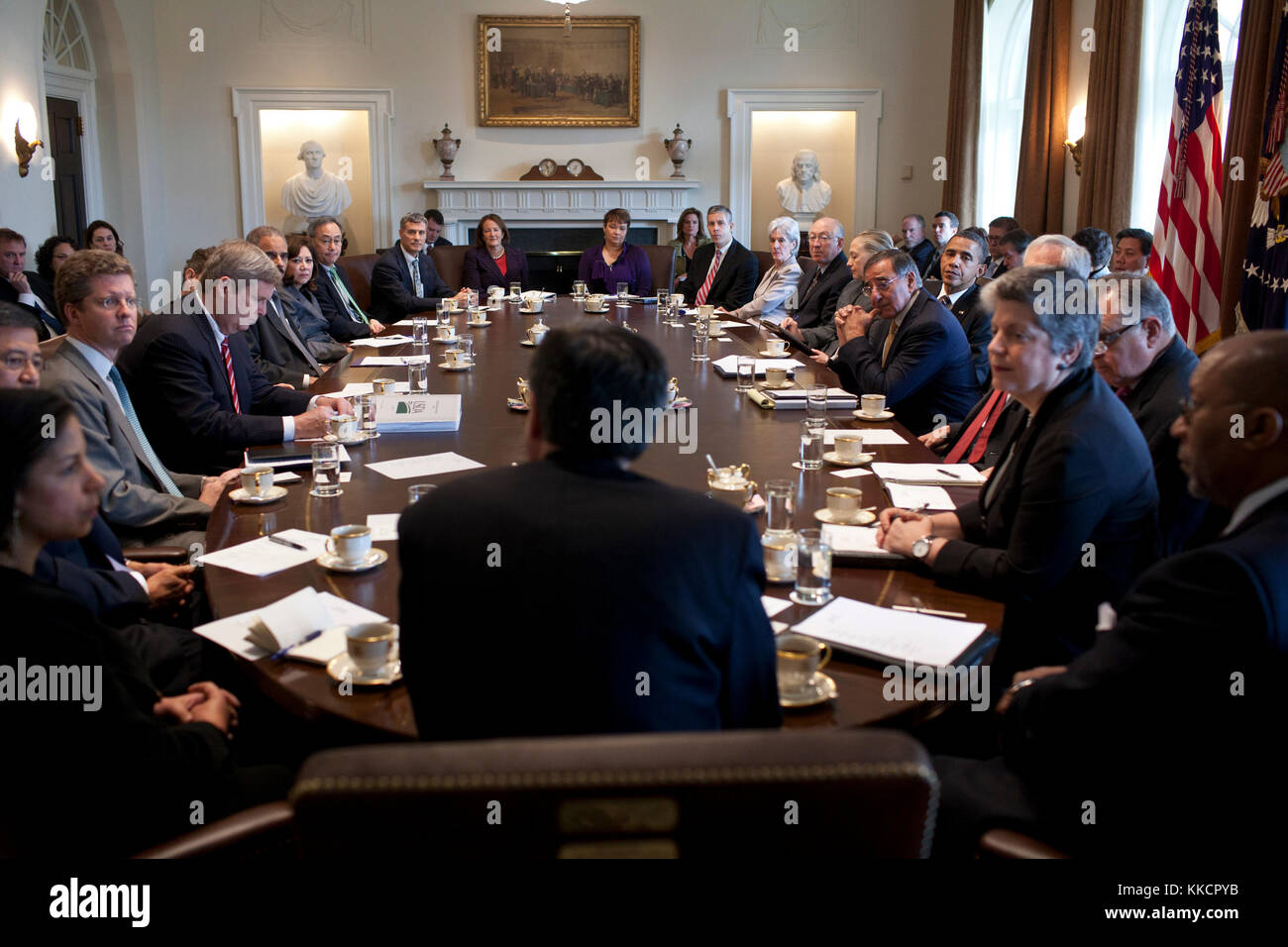 Le président Barack Obama et d'autres écouter comme chef d'état-major jack lew, centre, prend la parole lors d'une réunion du Conseil des ministres dans la salle du cabinet de la maison blanche, jan. 31, 2012. Banque D'Images