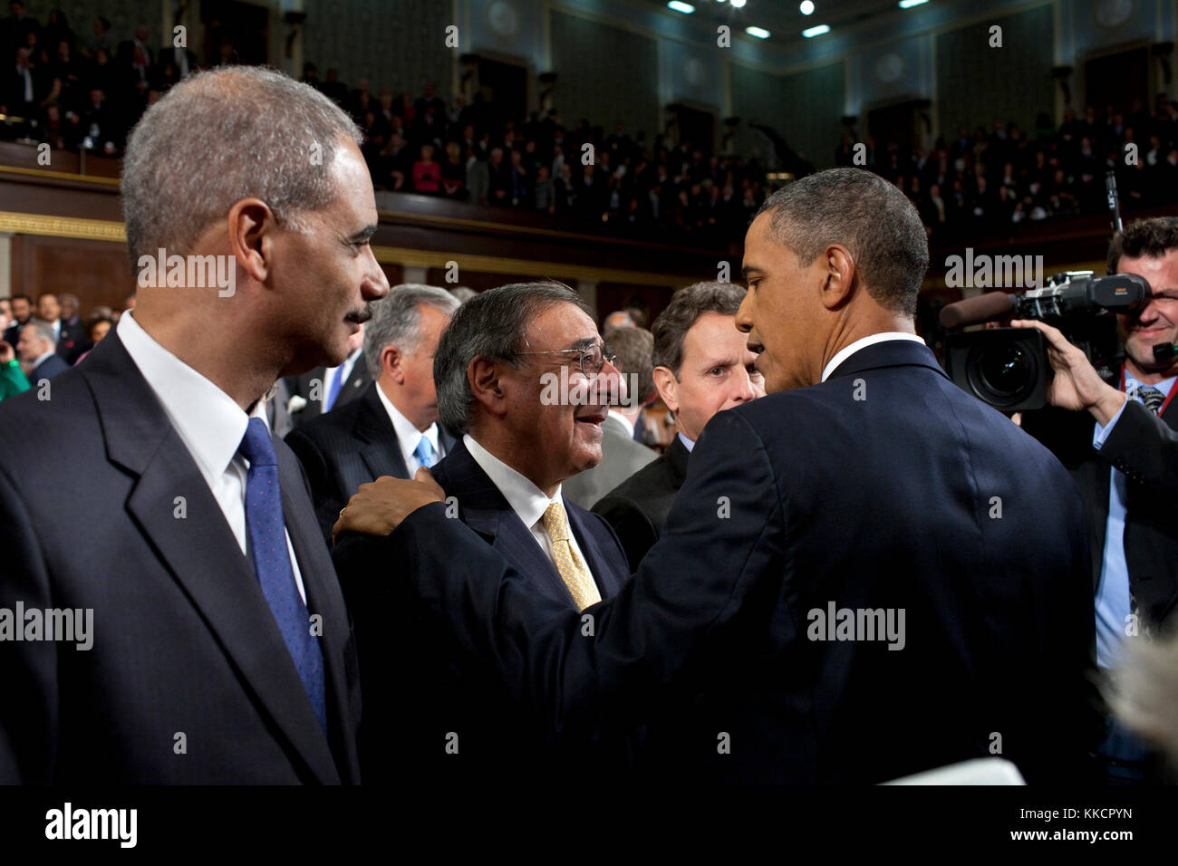 Le président américain Barack Obama salue le secrétaire à la défense, Leon Panetta, après la prestation de l'état de l'union dans la chambre Chambre à la capitale américaine de Washington, d.c., jan. 24, 2012. Le procureur général Eric Holder est vue à gauche. Banque D'Images
