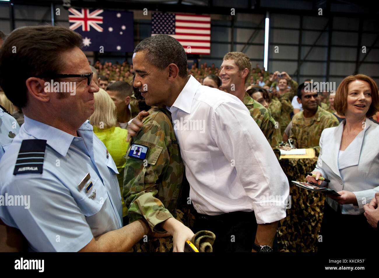 Le président Barack Obama et le premier ministre australien julia gillard saluer les membres de la Royal Australian Air force, après avoir transporté des remarques sur l'alliance américaine et australienne, à Darwin, Australie, nov.17, 2011. Banque D'Images
