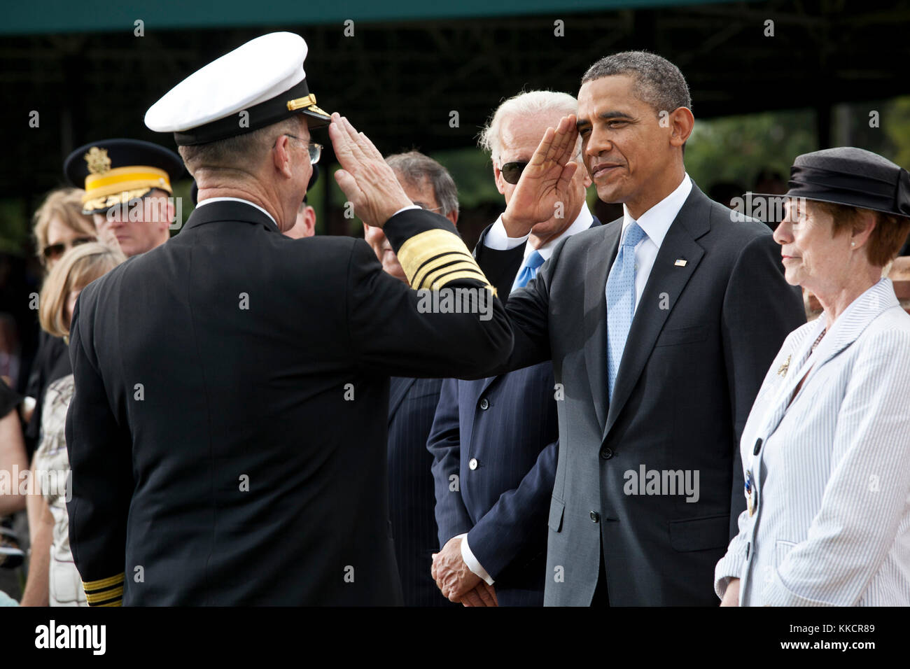 Le président américain Barack Obama salue l'Amiral Mike Mullen, chef de l'état-major des forces armées, au cours de l'hommage d'adieu à mullen at joint base myer-henderson hall, à Arlington, VA., sept. 30, 2011. L'amiral Mullen's wife, Deborah, se situe à droite. Banque D'Images