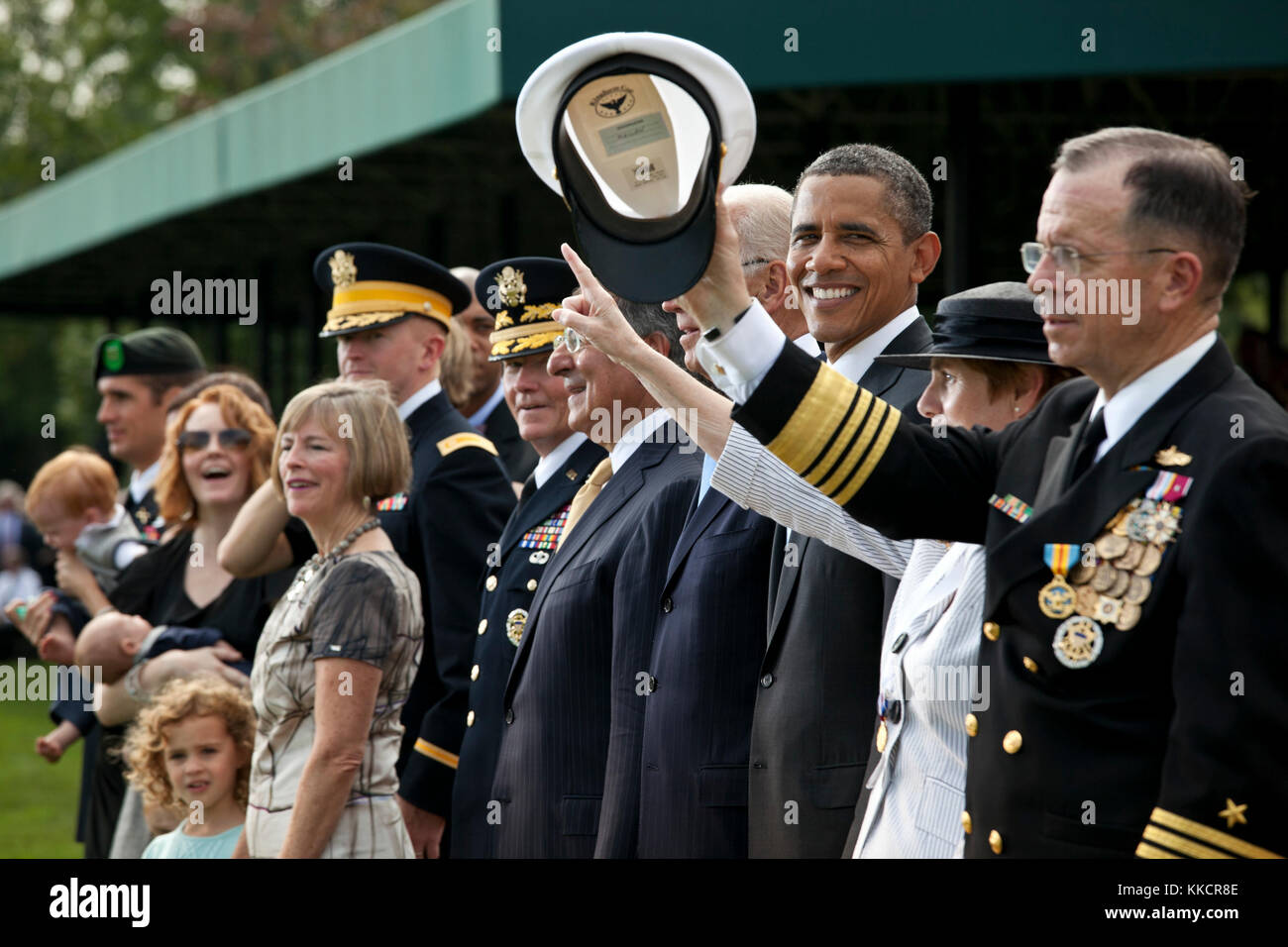 Le président barack obama participe à l'armée au revoir bel hommage à l'Amiral Mike Mullen, chef d'état-major interarmées, droit, à joint base myer-henderson hall, à Arlington, VA., sept. 30, 2011. Banque D'Images