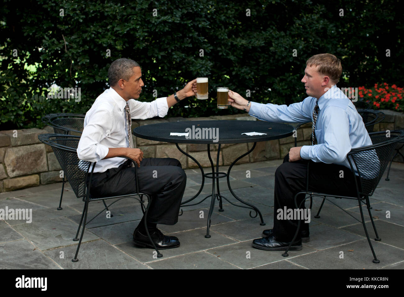 Sept. 14, 2011 "Le président propose un toast au récipiendaire de la médaille d'honneur sur le patio dakota Meyer à l'extérieur du bureau ovale. avant de recevoir la médaille, Meyer a dit qu'il aurait aimé prendre une bière avec le président ; le président a accordé son souhait et le lendemain lui a remis la médaille au cours d'une cérémonie à la maison blanche." Banque D'Images