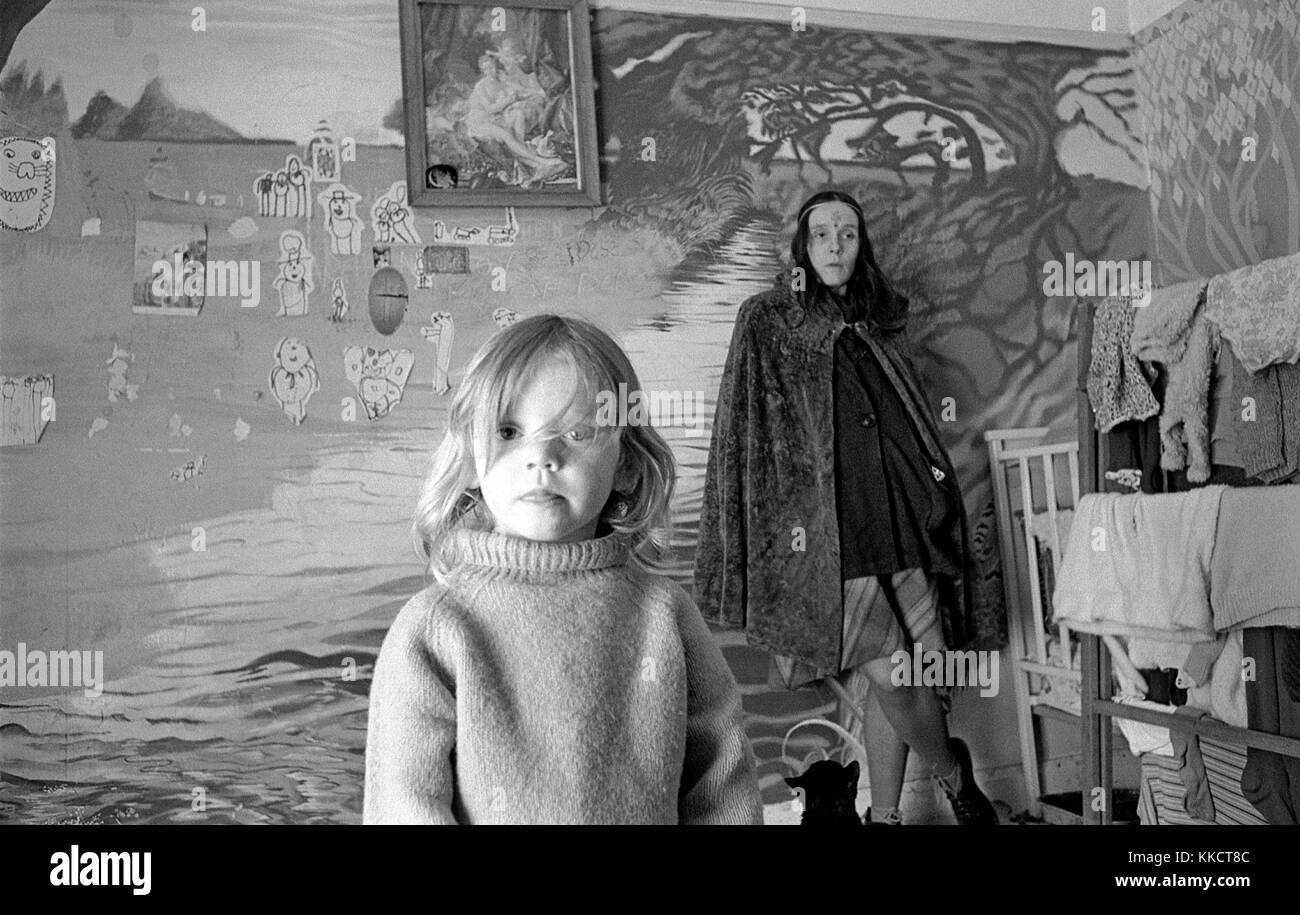 Joy et sa fille Angel vivent dans l'ancien poste de police, Glastonbury, Somerset, Angleterre Banque D'Images