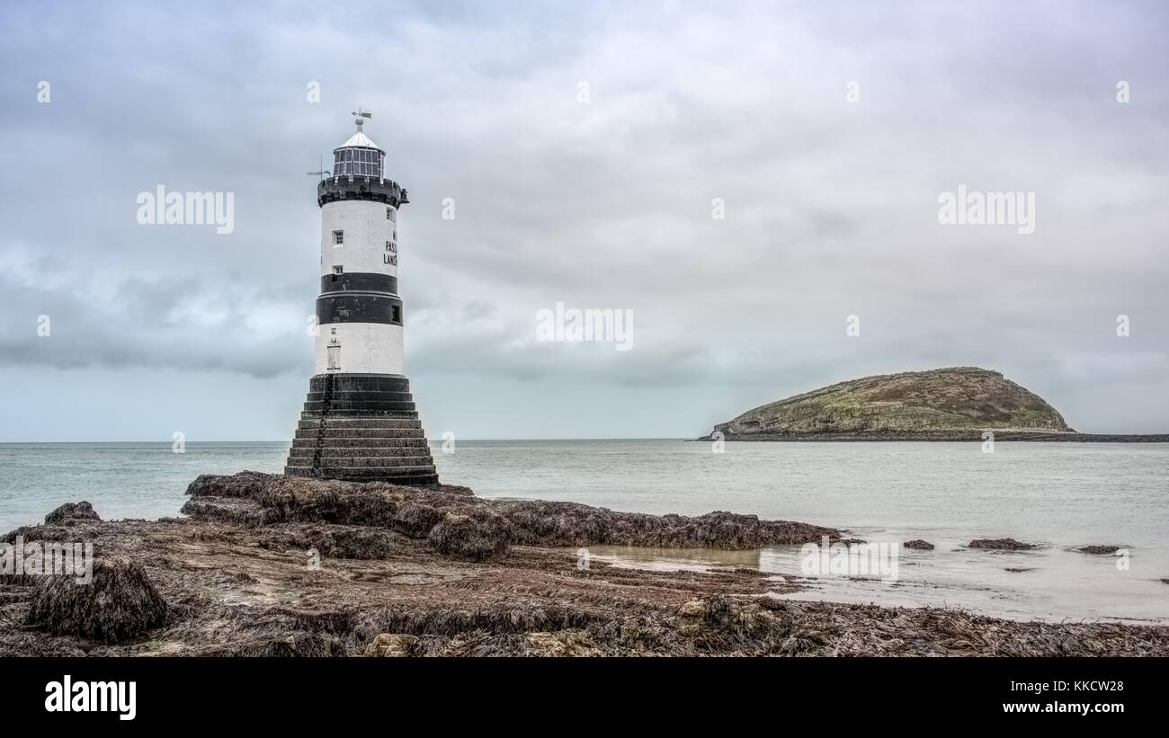Seascape d'Anglesey en regardant mon stylo avec phare de l'île de macareux dans la distance Banque D'Images