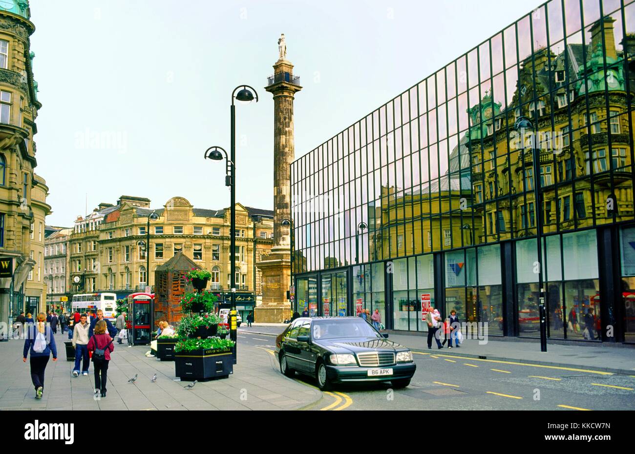 Le centre-ville de Newcastle upon Tyne, Angleterre, tyneside. blackett st. montrant le centre commercial Eldon Square et monument gris. Banque D'Images