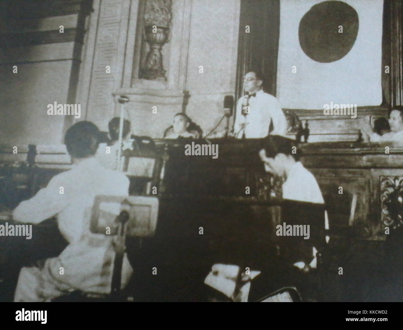 En 1943, José Laurel, président des Philippines occupées par les Japonais, s'adresse à l'Assemblée nationale pour approuver la Constitution controversée de 1943, pendant la seconde Guerre mondiale sous influence japonaise. Banque D'Images