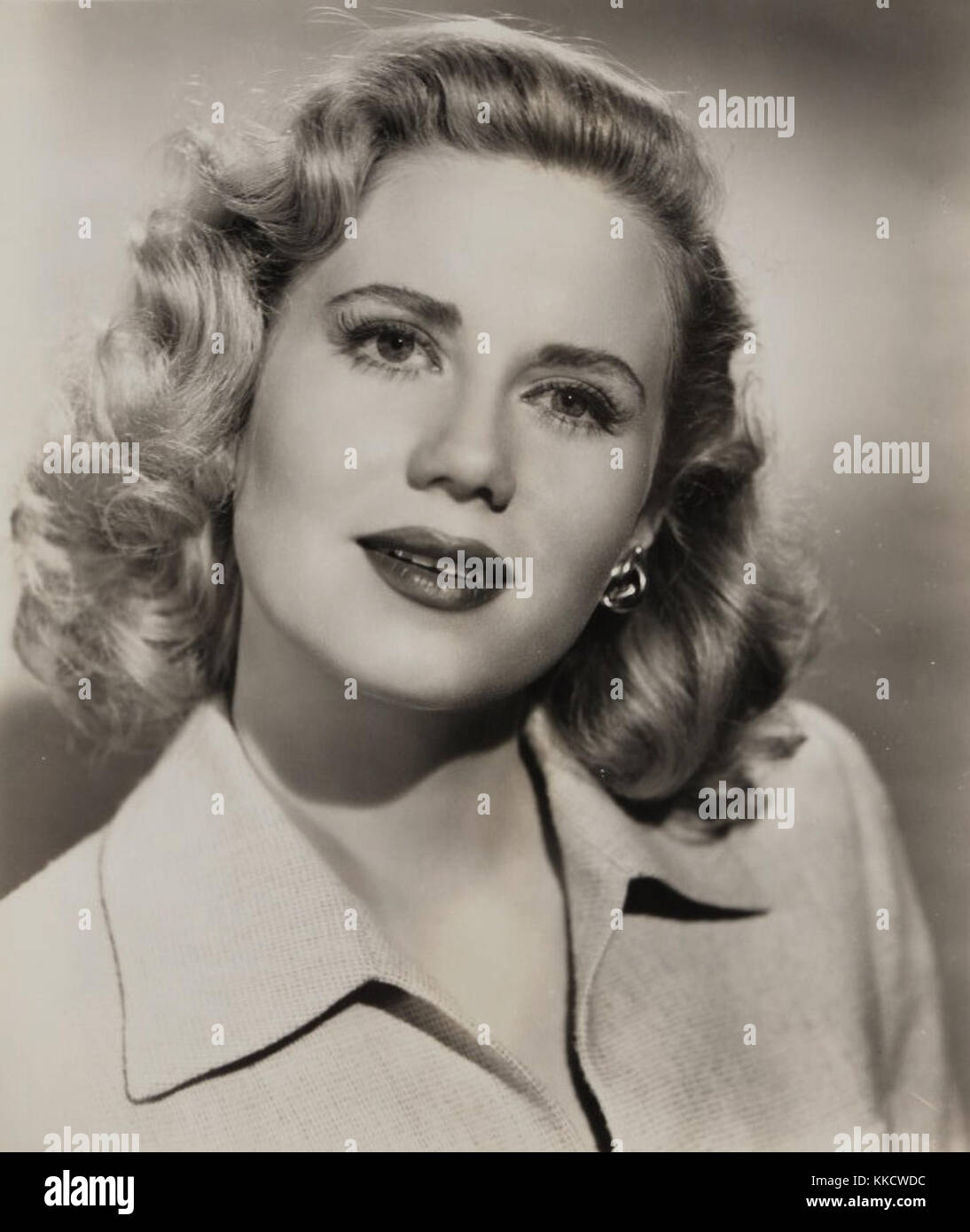 Jacqueline White, une actrice, apparaît dans le film Crossfire de 1947. Dans ce thriller noir, elle joue un rôle central dans une intrigue entourant un meurtre, démontrant sa contribution à la riche histoire du genre à Hollywood. Banque D'Images