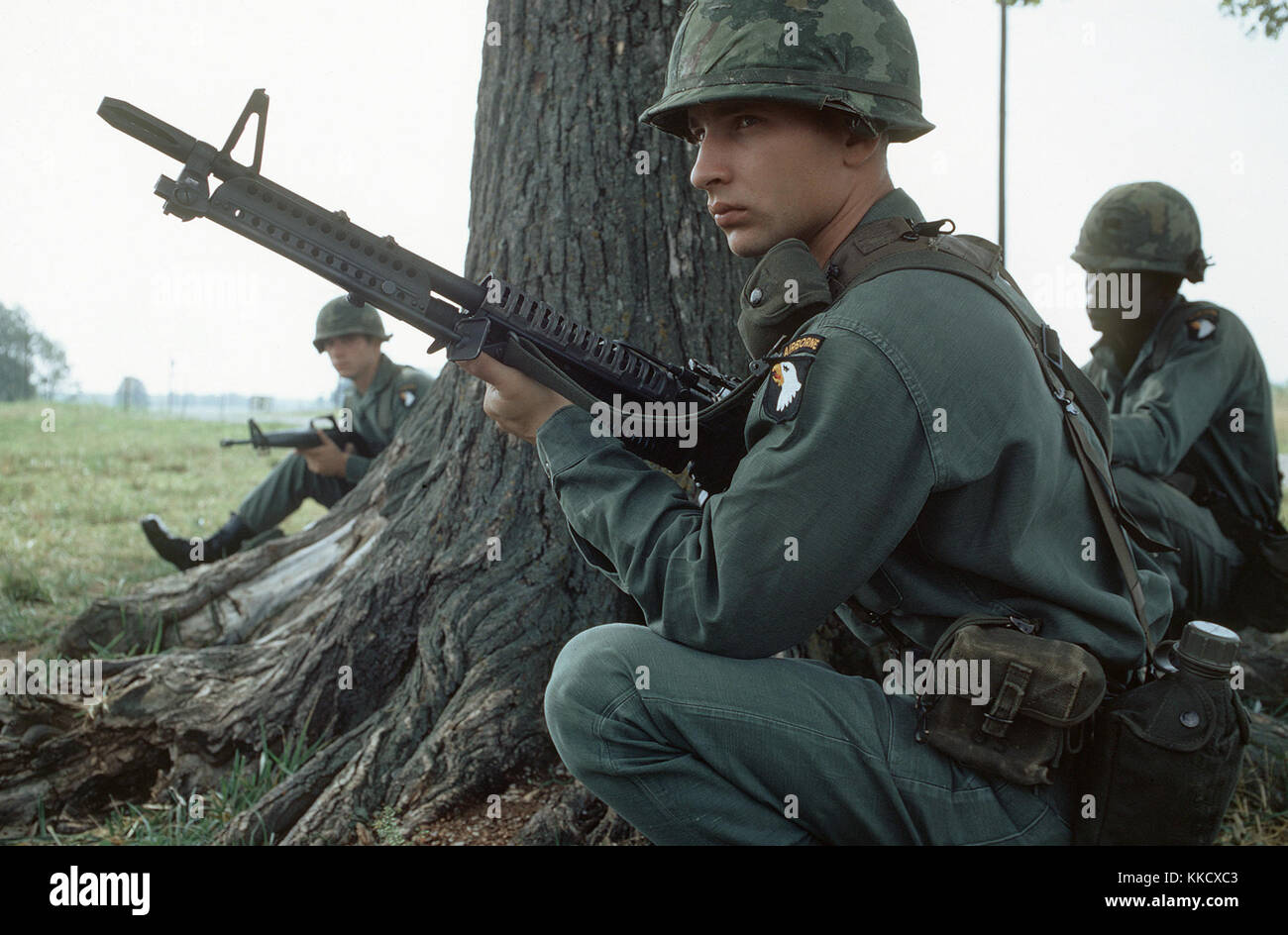 Un membre de la 101e Division aéroportée, armé d'une mitrailleuse M60, participe à un exercice sur le terrain. M60 101e Division aéroportée de l'exercice 1972 Banque D'Images