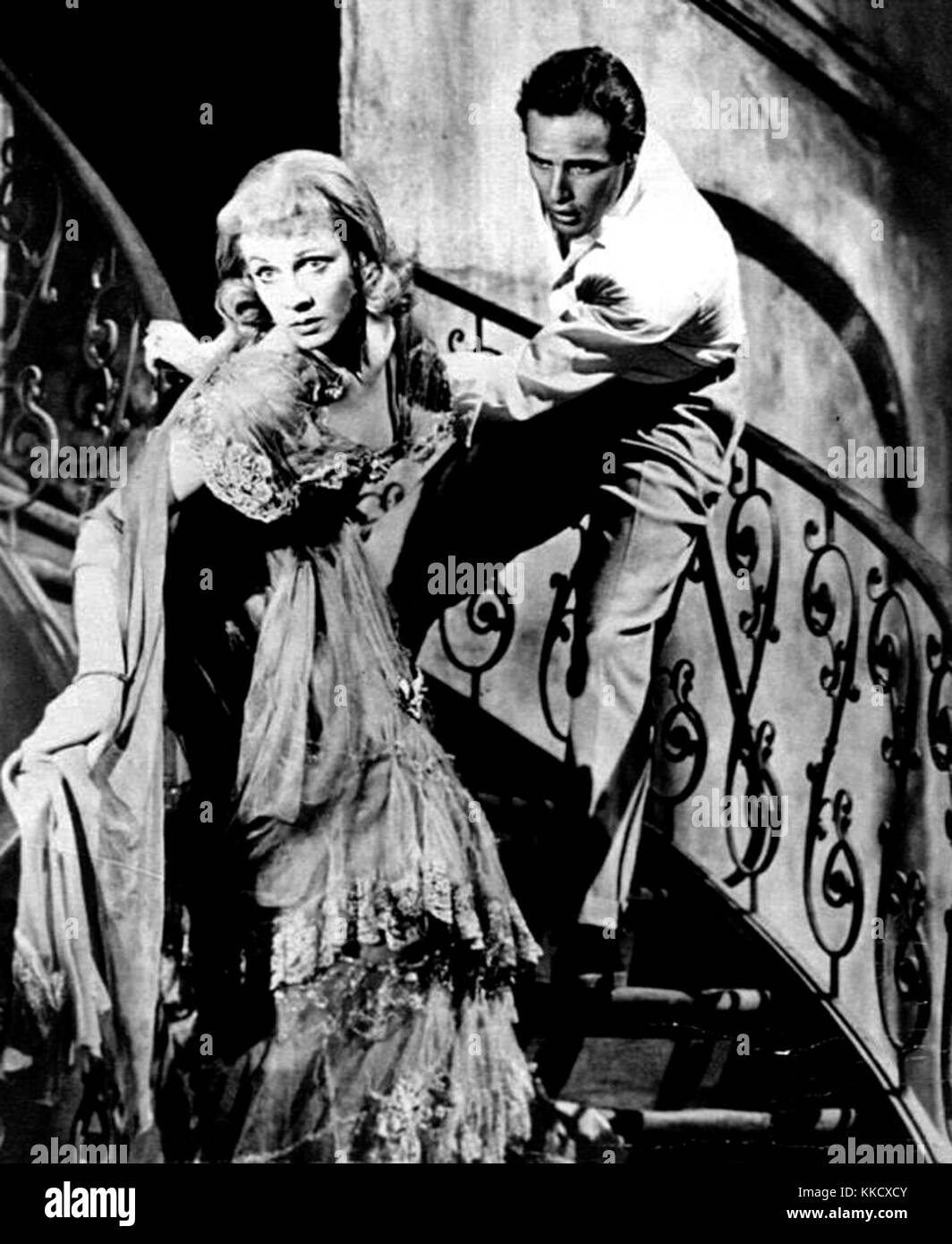 Cette image emblématique de 1951 met en scène Marlon Brando et Vivien Leigh, deux acteurs légendaires du cinéma hollywoodien classique. Leur collaboration dans l'industrie du théâtre et du cinéma a eu un impact durable sur le divertissement américain. Banque D'Images