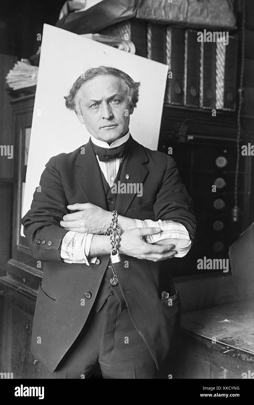 Légende originale : 27/02/1918-Houdini montrant comment glisser des menottes. Dans Houdini menottes, 1918 Banque D'Images