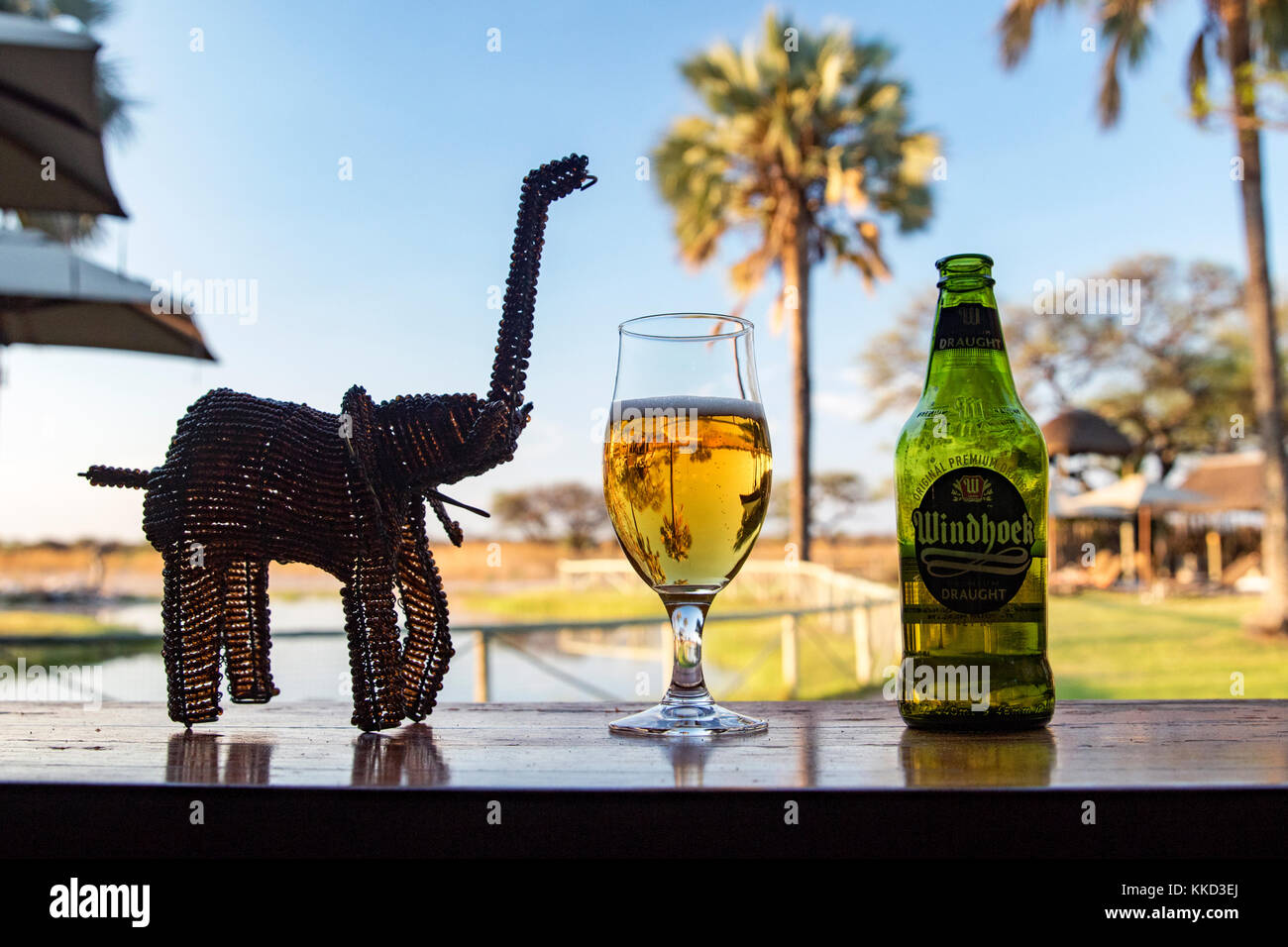 Bière froide windhoek à Onguma Bush Camp, onguma game reserve, la Namibie, l'Afrique Banque D'Images
