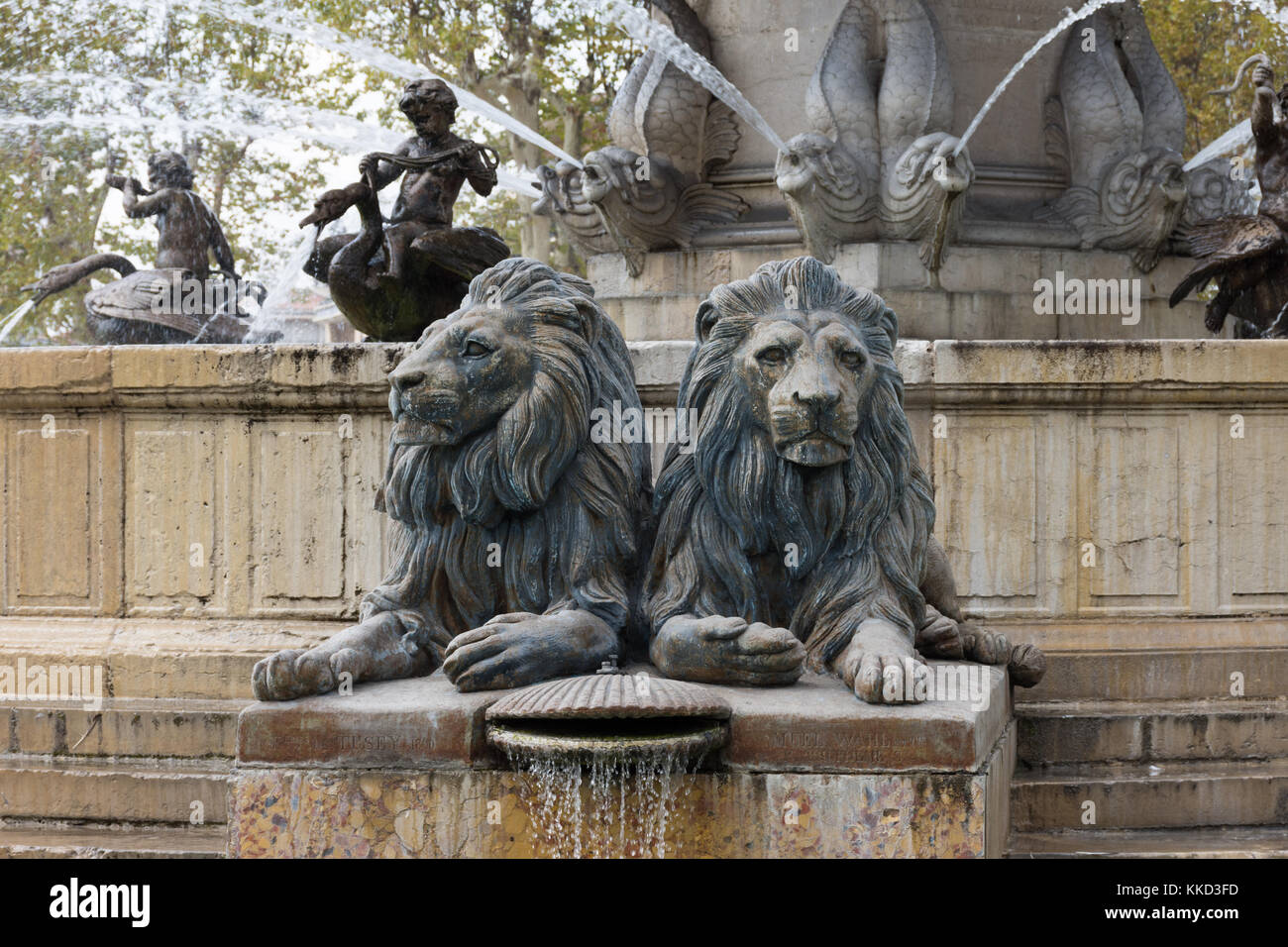 De près de l'lions sculptés de la fontaine de la rotonde à Aix en Provence, France. les poissons et swan les fontaines sont en arrière-plan. Banque D'Images