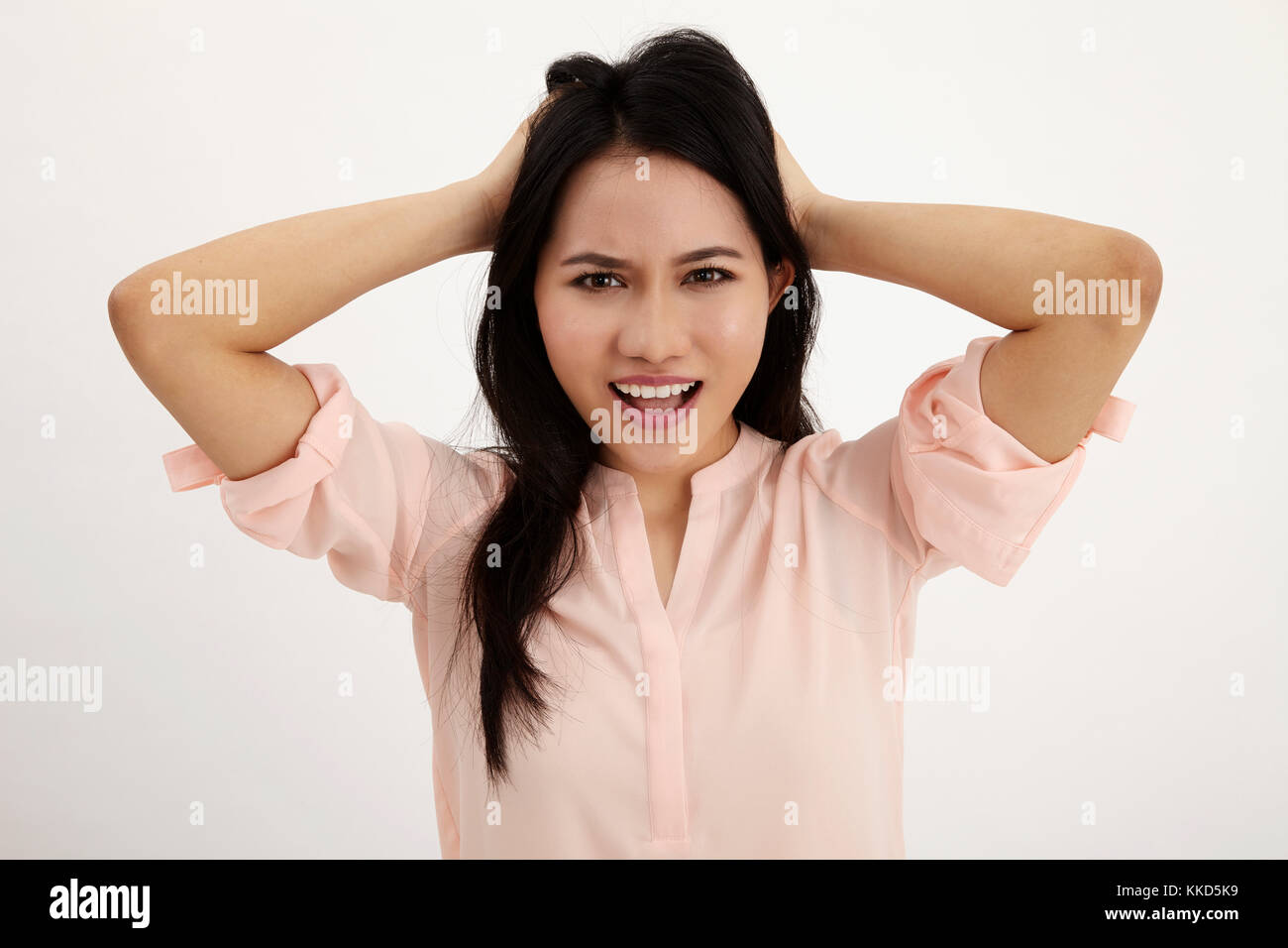 Très frustré et en colère femme tirant ses cheveux. isolé sur blanc. Banque D'Images