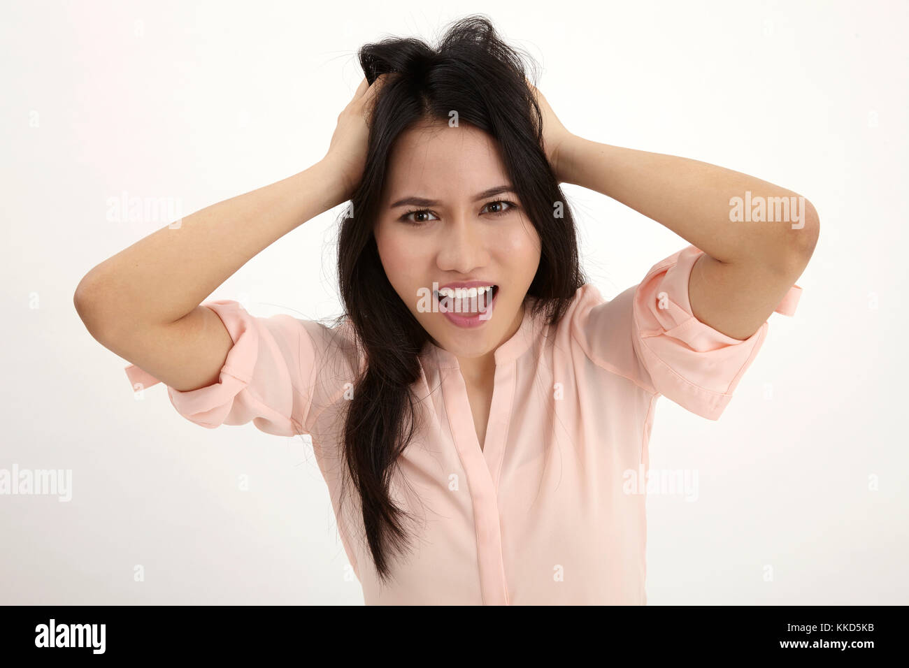 Très frustré et en colère femme tirant ses cheveux. isolé sur blanc. Banque D'Images