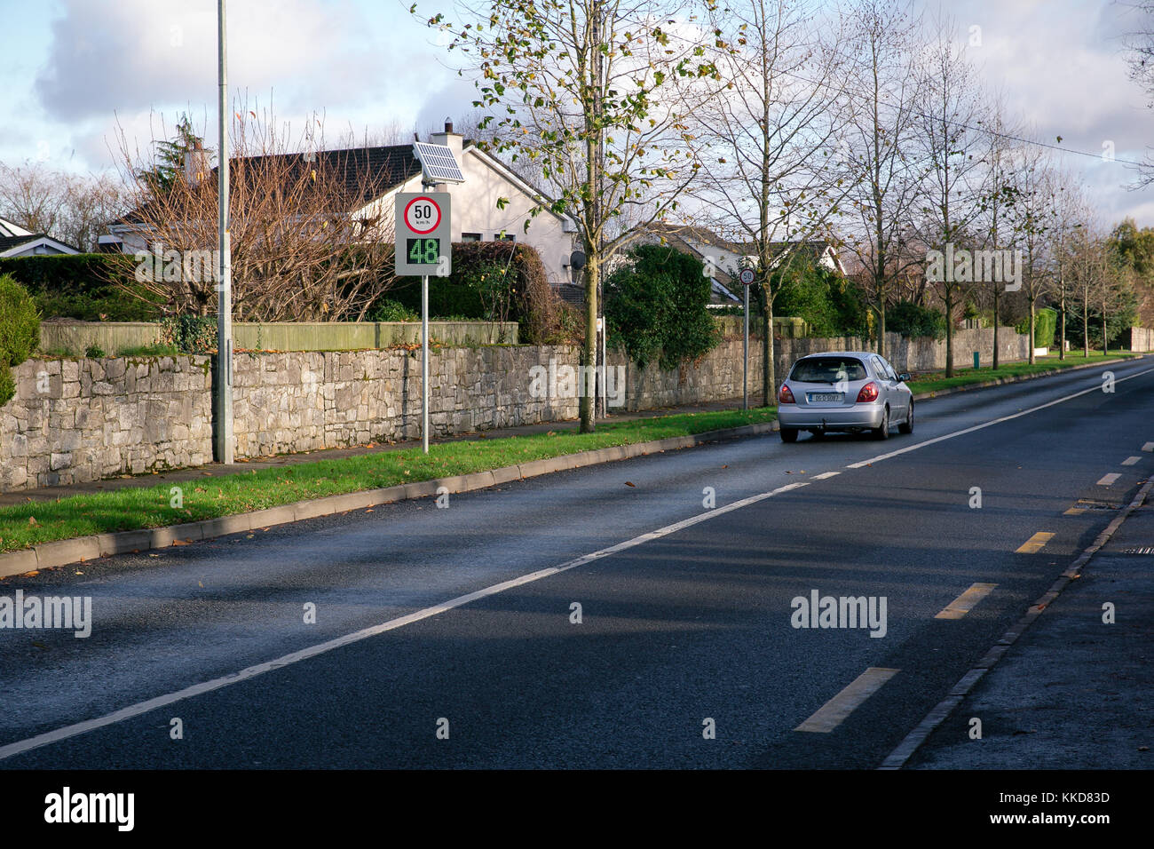 Signe de changement de vitesse pour ralentir les conducteurs d'avertissement s'ils vont trop vite sur la route avec restriction de limite de vitesse. Banque D'Images