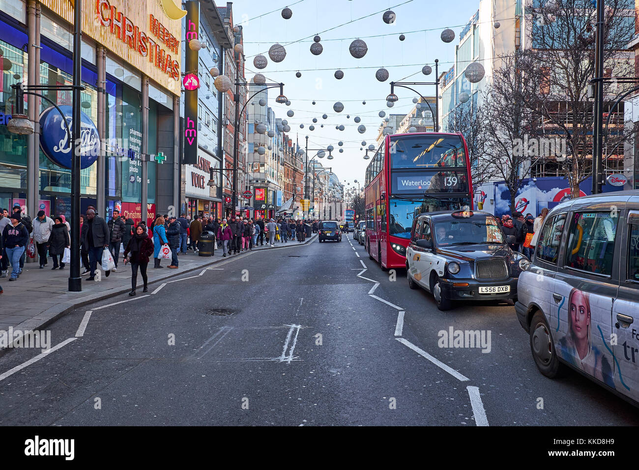 London city - 24 décembre 2016 : double decker bus roulant au milieu d'Oxford street, avec beaucoup de décorations de Noël Banque D'Images