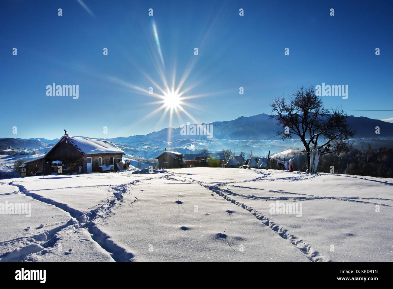 Paysage d'hiver de pestera, village Moieciu, Brasov en Transylvanie, Roumanie Banque D'Images