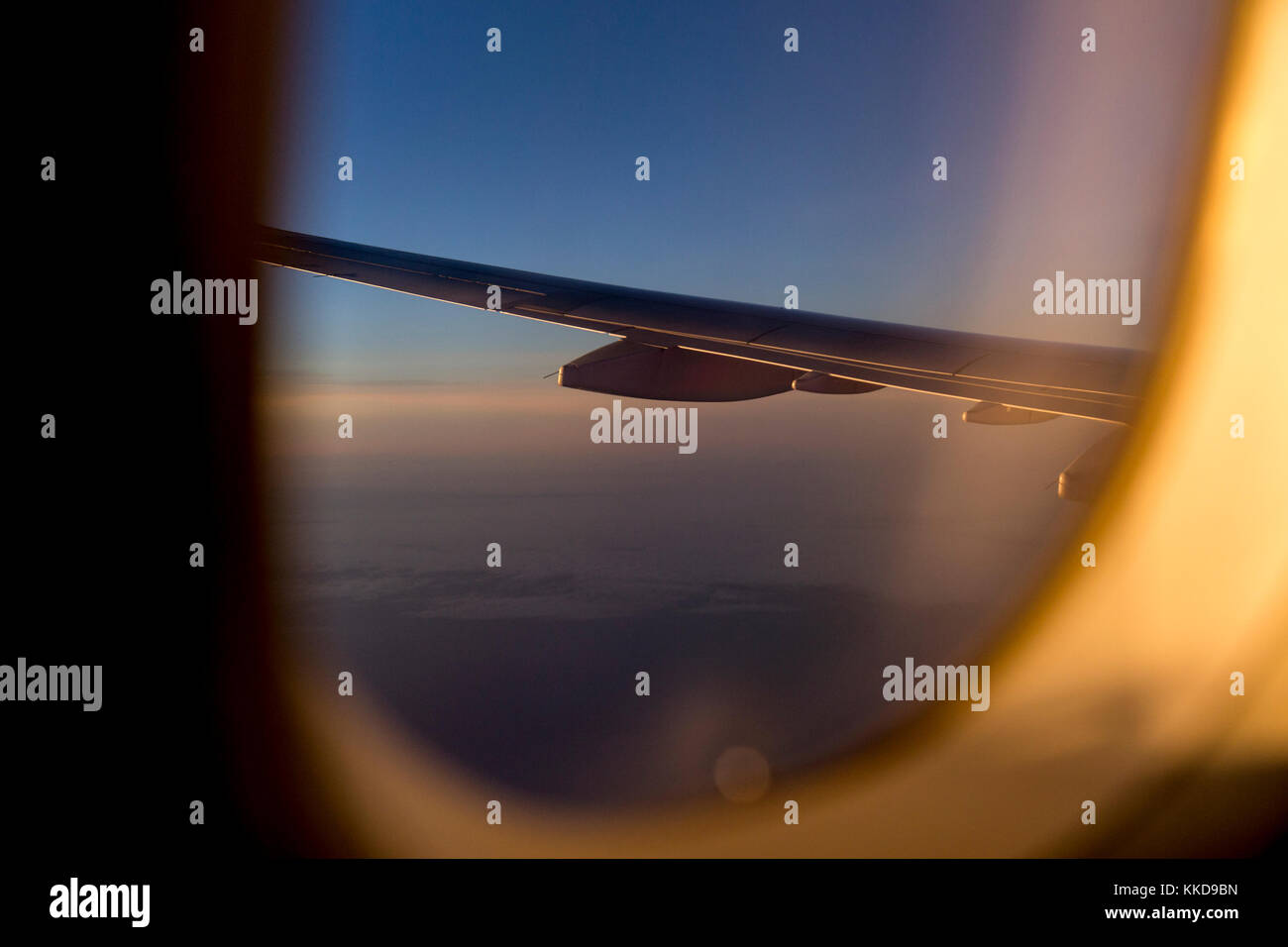 Vue d'avion sur une aile de couleur avec la lumière au coucher du soleil Banque D'Images
