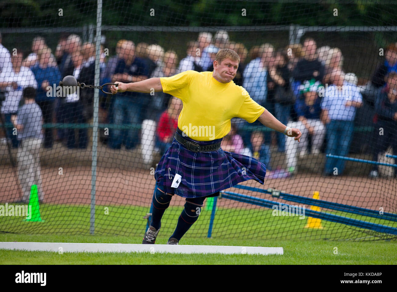 Sportsman sur le point de jeter l 'Tiger' au rassemblement. Cowal Jeux écossais traditionnel qui se tient chaque année à Dunoon en Ecosse Banque D'Images