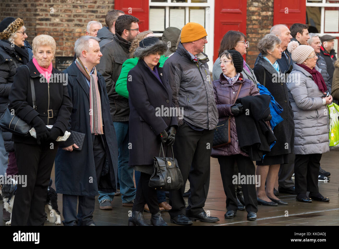 Close-up de personnes bordant la route debout à côté de route dans le froid, avant de défilé militaire à l'extérieur de la cathédrale de York, North Yorkshire, England, UK. Banque D'Images