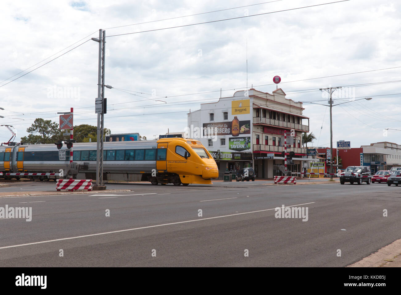 Queensland Rail Travel Train Tilt 'ville de Cairns' arrivant à Bundaberg Queensland Australie Banque D'Images