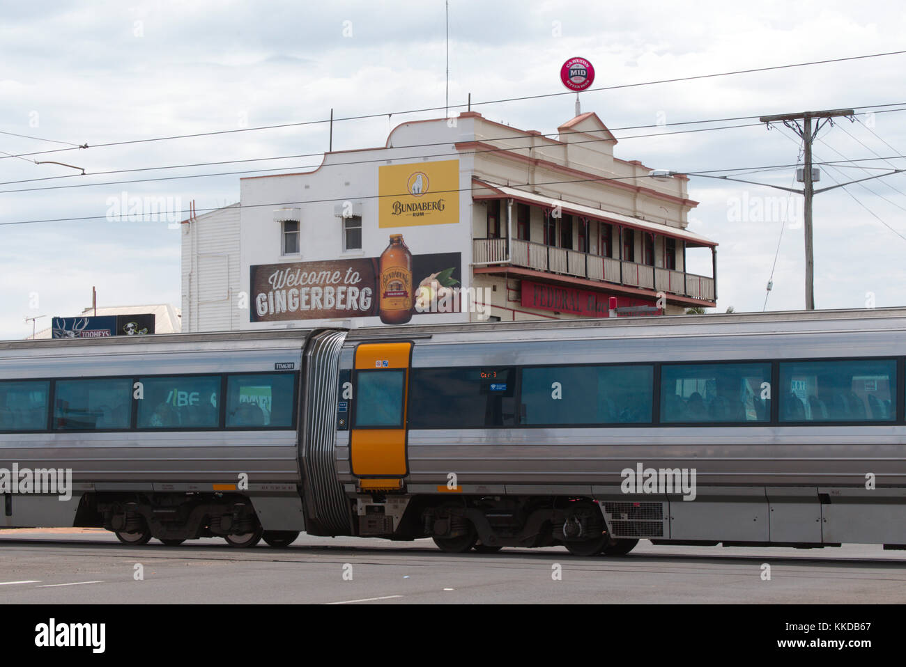 Queensland Rail Travel Train Tilt 'ville de Cairns' arrivant à Bundaberg Queensland Australie Banque D'Images