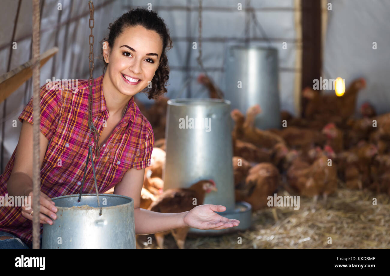 Jeune Femme Russe Farmer Holding Avec Fourrage De Poulet Dans