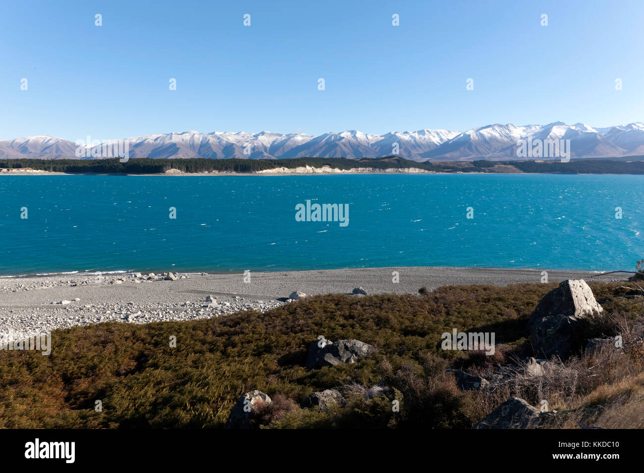 Parorama de la rivière Tasman qui traverse la large vallée de Tasman à fond plat dans les Alpes