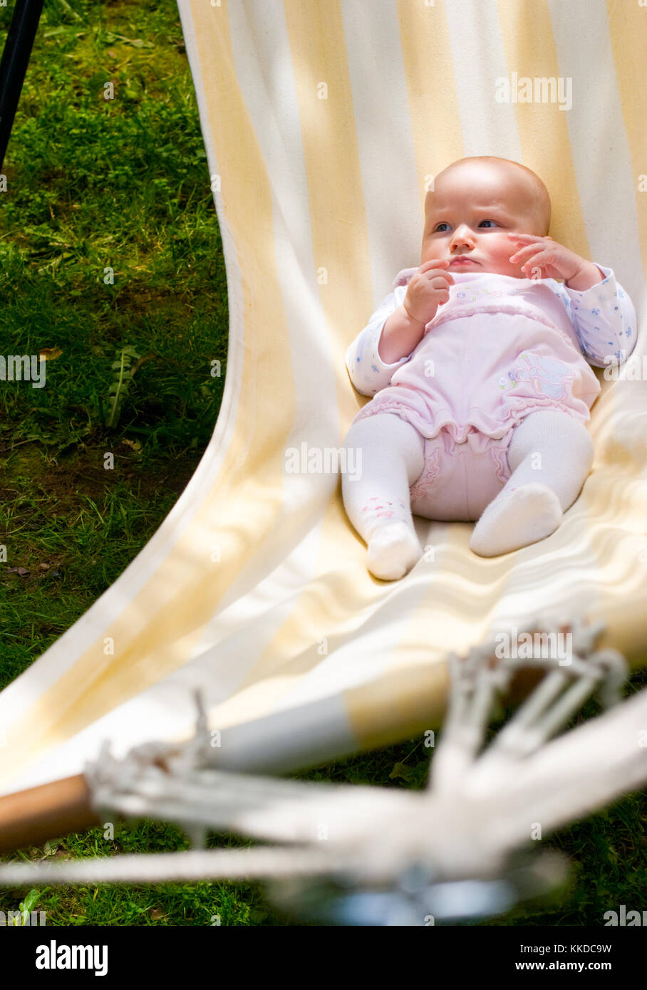 Petite fille en couché dans le hamac sur une journée d'été Banque D'Images