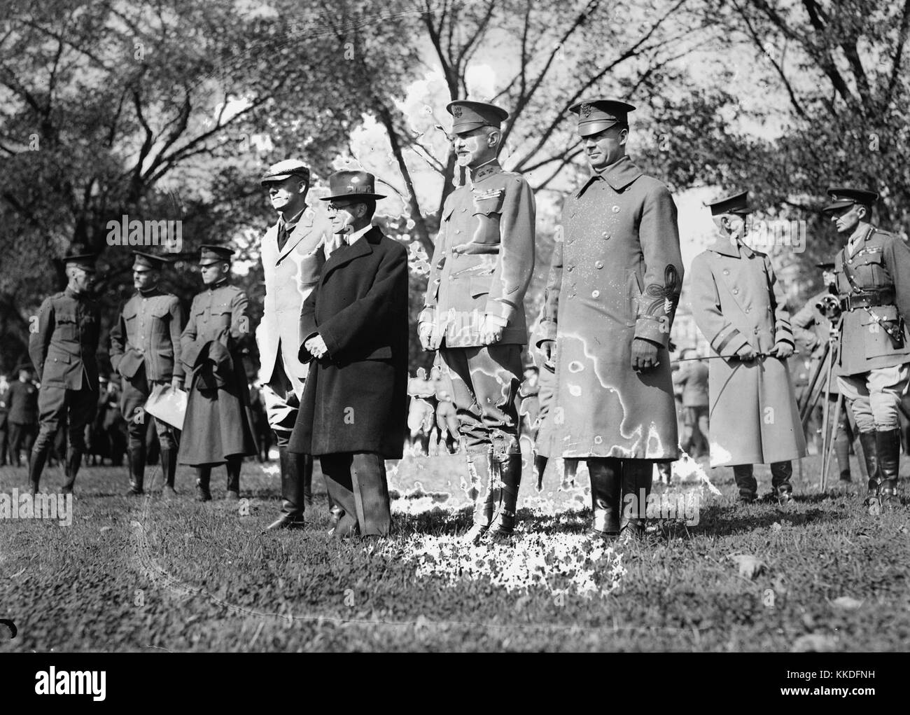 L'Asst. Secrétaire. La guerre Benoît Crowell, secrétaire. Baker, le général Marsh et le lieutenant-colonel d'un prêt, d'examen de tous les détachement américain Banque D'Images