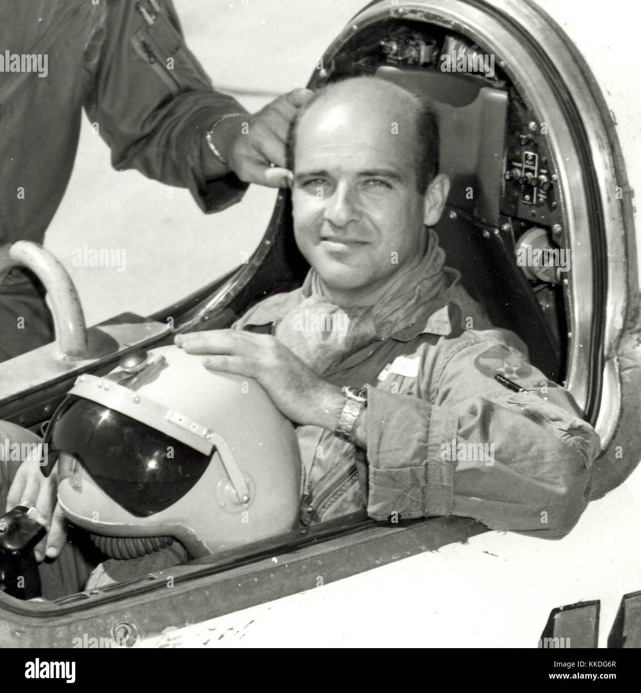 La Capts. Tant donné C. Kinchloe (à gauche) et Mel Apt posent avec le Bell X-2 avion-fusée. Le capitaine Kinchloe a grimpé à 126 200 pieds d'altitude dans le X-2 le 7 septembre 1956. Le capitaine Apt atteint une vitesse de Mach 3,2 -- trois fois la vitesse du son -- dans l'avion avant qu'il est tombé hors de contrôle et il a été tué d'essayer de renflouer le 27 septembre 1956. (U.S. Air Force photo) Le capitaine Mel Apt dans Bell X-2 1956 Banque D'Images