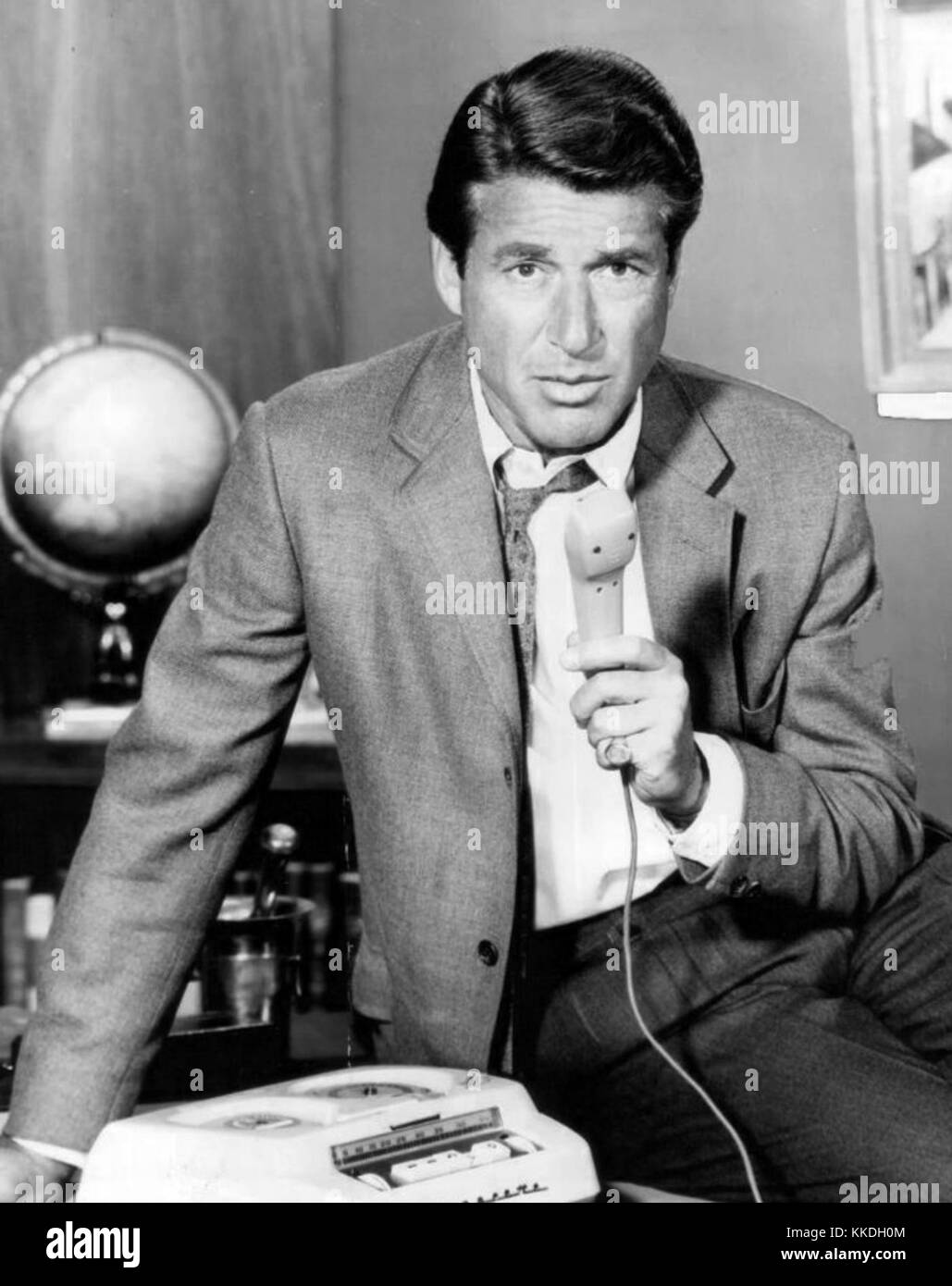 Efrem Zimbalist, Jr. A joué le rôle du détective privé Stu Bailey dans la populaire série télévisée '77 Sunset Strip' en 1963. La série a capturé le style de vie glamour et rapide de Los Angeles à la fin des années 1950 et au début des années 1960 Banque D'Images