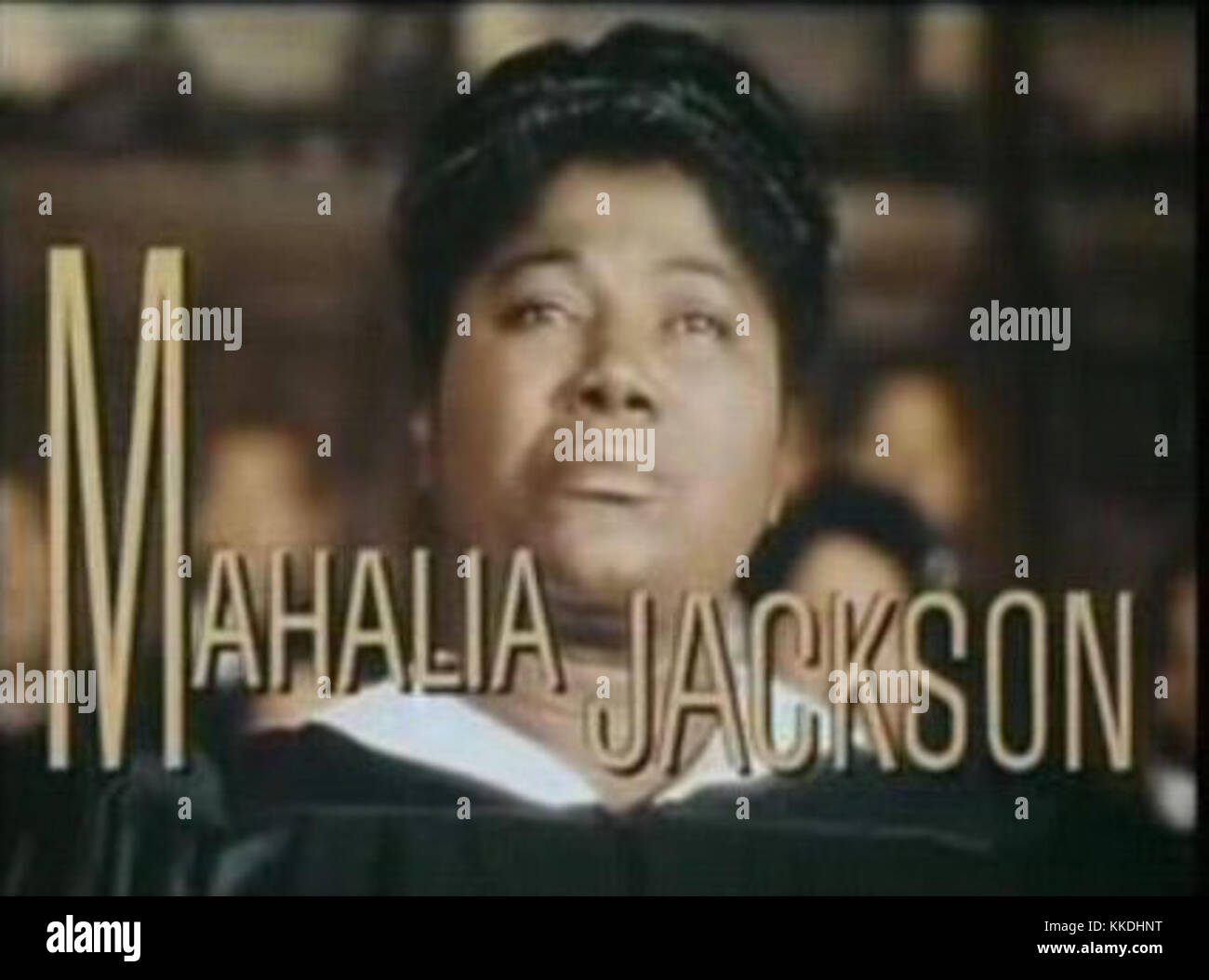 Cette référence est à l'emblématique Mahalia Jackson qui interprète « imitation de la vie ». Surnommée la « Reine du Gospel », la voix puissante de Mahalia Jackson et ses contributions à la musique gospel américaine ont eu un impact significatif sur l'industrie de la musique et le mouvement des droits civiques. Banque D'Images