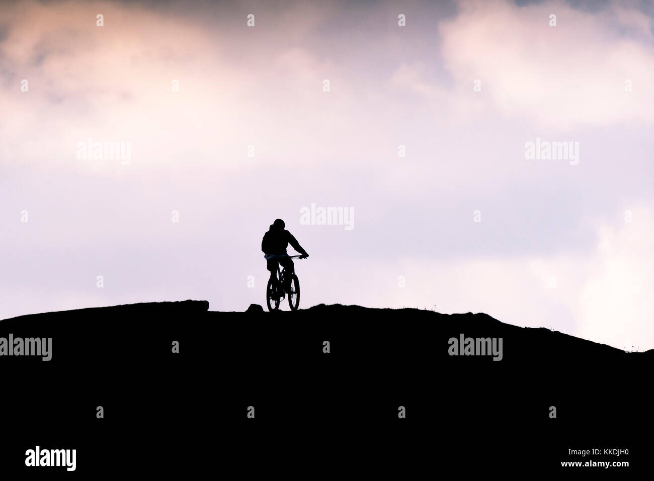 VTT - la silhouette d'un vélo de montagne jusqu'au sommet de East Pentire Newquay Cornwall UK. Banque D'Images
