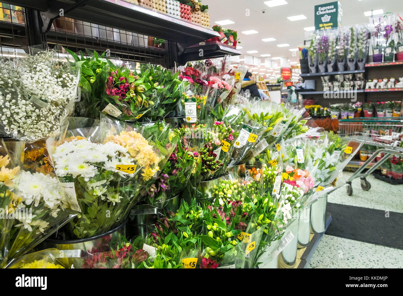Bouquets de fleurs en vente dans un supermarché Morrisons. Banque D'Images