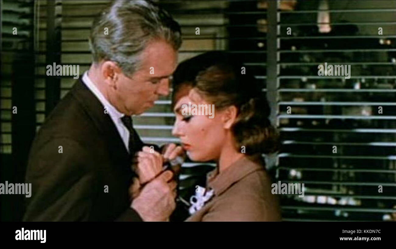 L'image montre une scène du film de 1958 'Vertigo', réalisé par Alfred Hitchcock, capturant un moment dramatique dans le film impliquant une étreinte. Banque D'Images