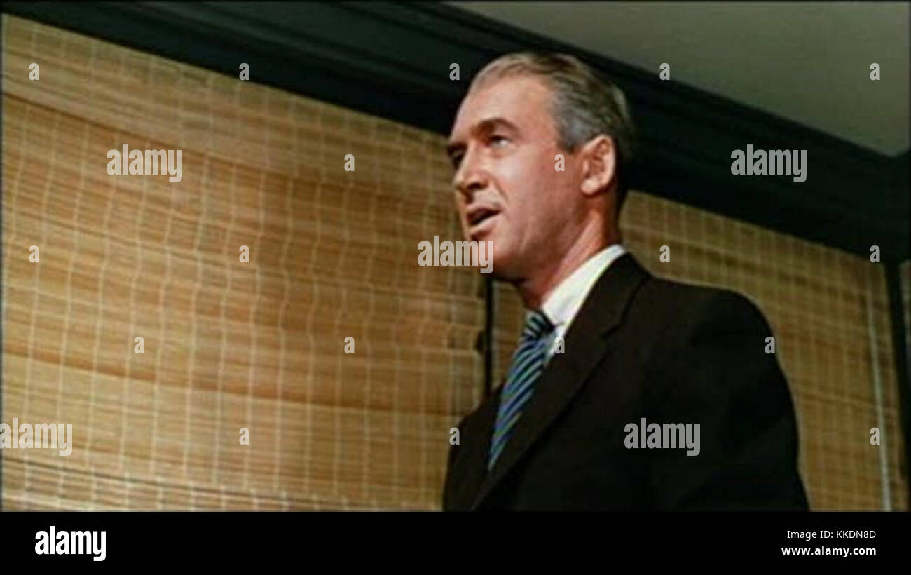 Une scène du film de 1958 *Vertigo*, mettant en vedette l'acteur James Stewart debout sur une échelle. Le film, réalisé par Alfred Hitchcock, est un thriller psychologique explorant les thèmes de l'obsession, de la peur et de l'identité. Le personnage de Stewart est aux prises avec le vertige et ses émotions troublées, créant un moment tendu et emblématique dans l’histoire cinématographique. Banque D'Images