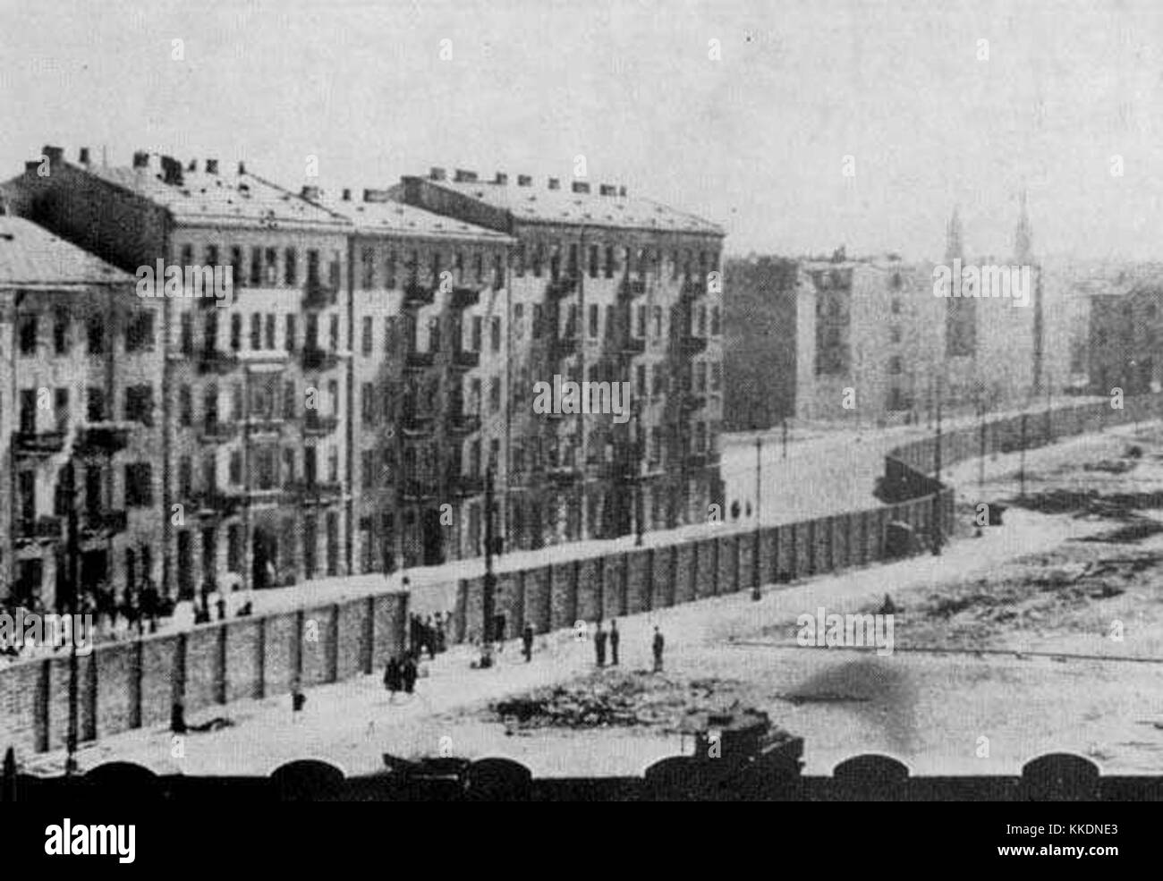 Cette image capture une scène du soulèvement de Varsovie, en particulier le ghetto de la rue Bonifraterska. La photo, attribuée à Karpinski, représente les destructions et les difficultés rencontrées lors du soulèvement de 1944. Banque D'Images