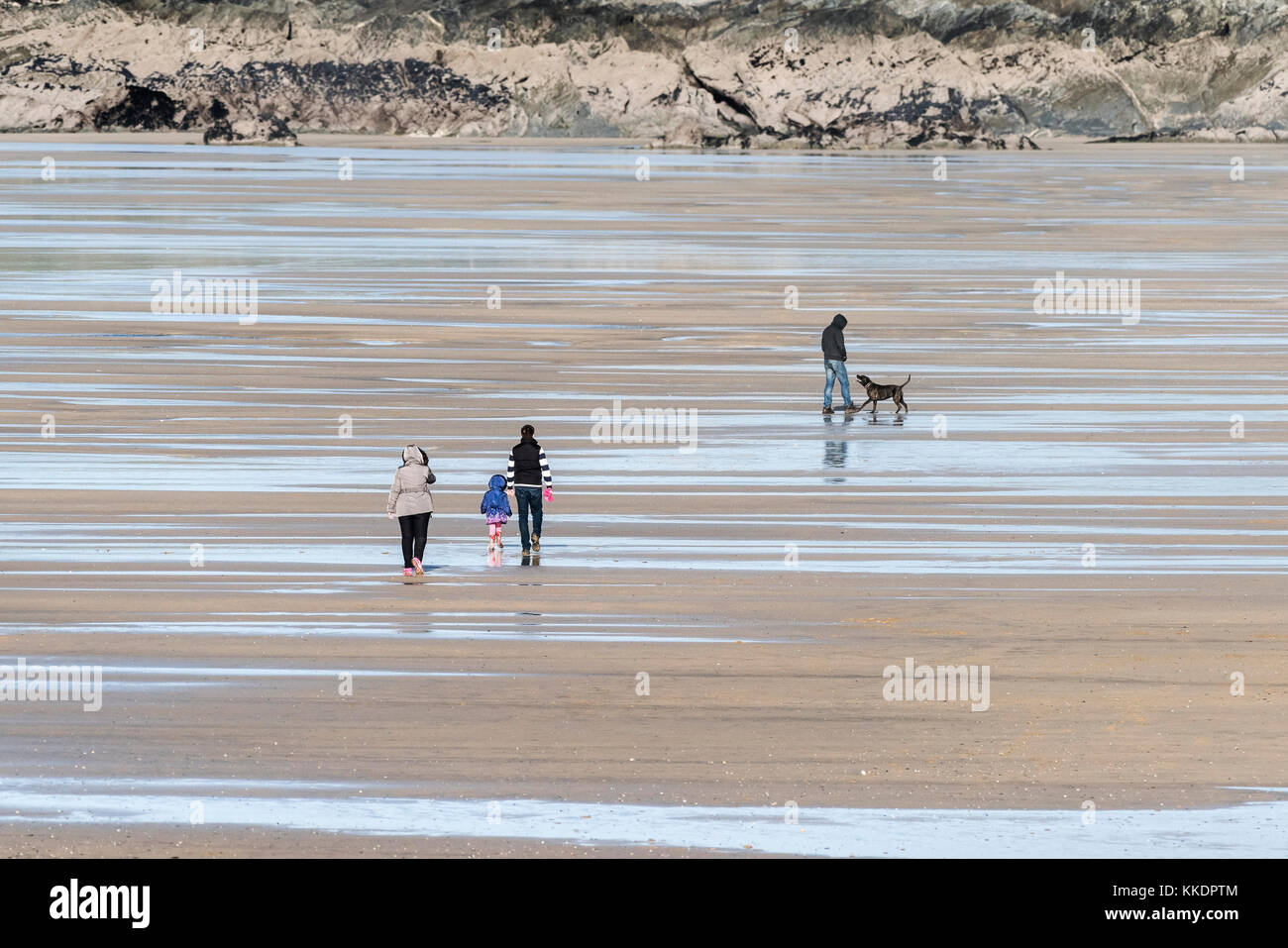 Fistral Beach Newquay - les gens qui traversent Fistral Beach à marée basse Newquay Cornwall. Banque D'Images