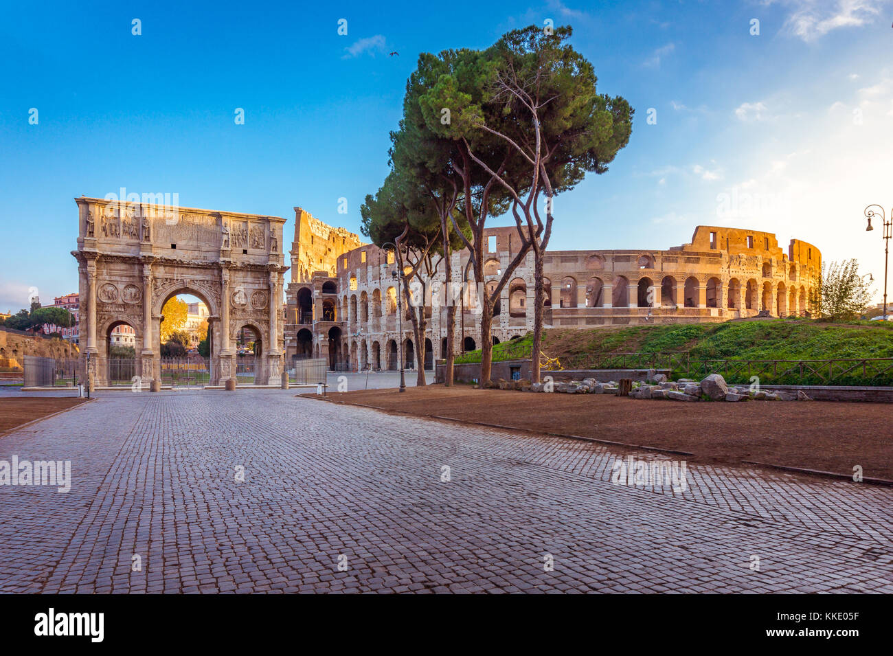 Belle vue sur le colisée et arc de Constantin le matin à Rome, Italie, Europe Banque D'Images