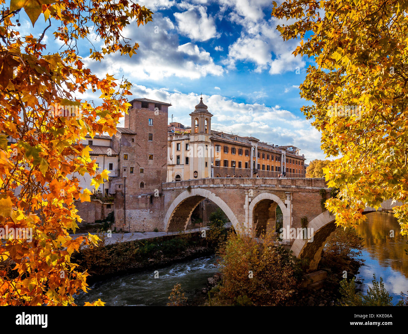 Belle photo de Rome, Italie avec le feuillage jaune en automne Banque D'Images