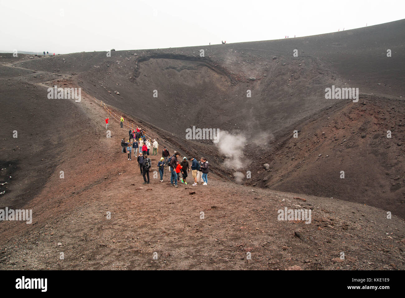 Les touristes en randonnée sur l'etna, en Sicile. Banque D'Images