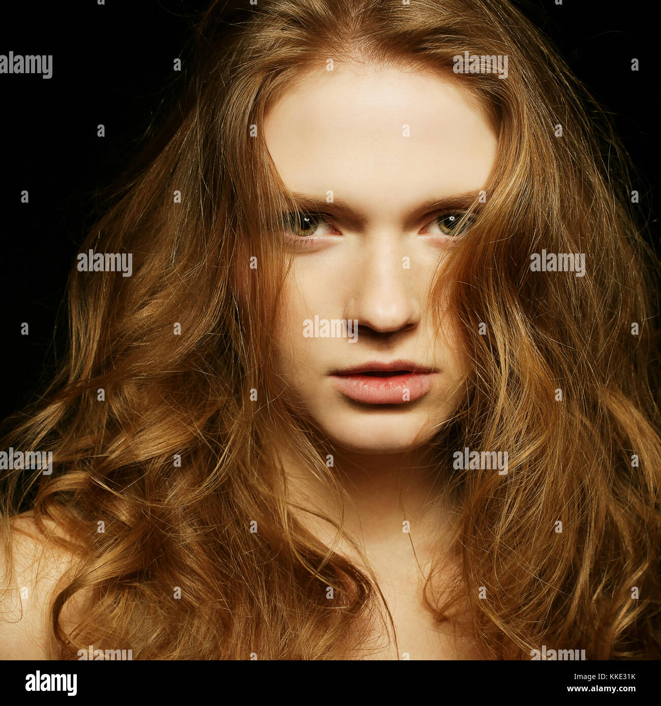 Emotive portrait de jeune belle fille gingembre sur fond noir. studio shot Banque D'Images