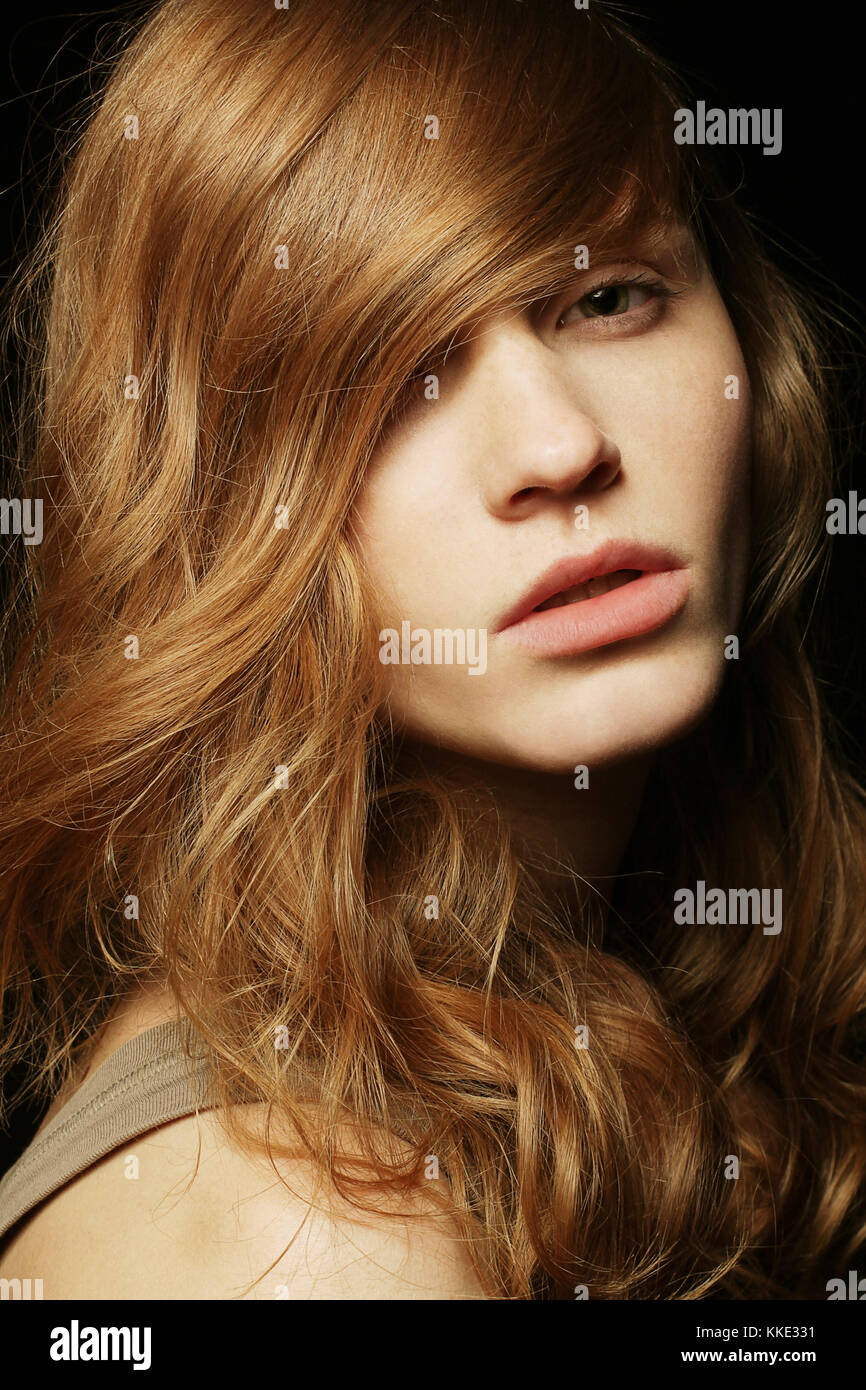 Coiffure naturelle. cheveux sains. une belle fille aux cheveux roux portrait. studio shot Banque D'Images