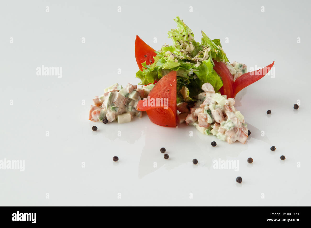 Avec salade et tomate sur un fond blanc Banque D'Images