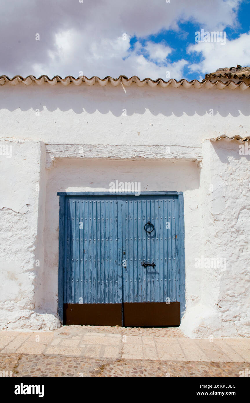 Blue gate. El Toboso, province de Tolède, Castille La Manche, Espagne. Banque D'Images