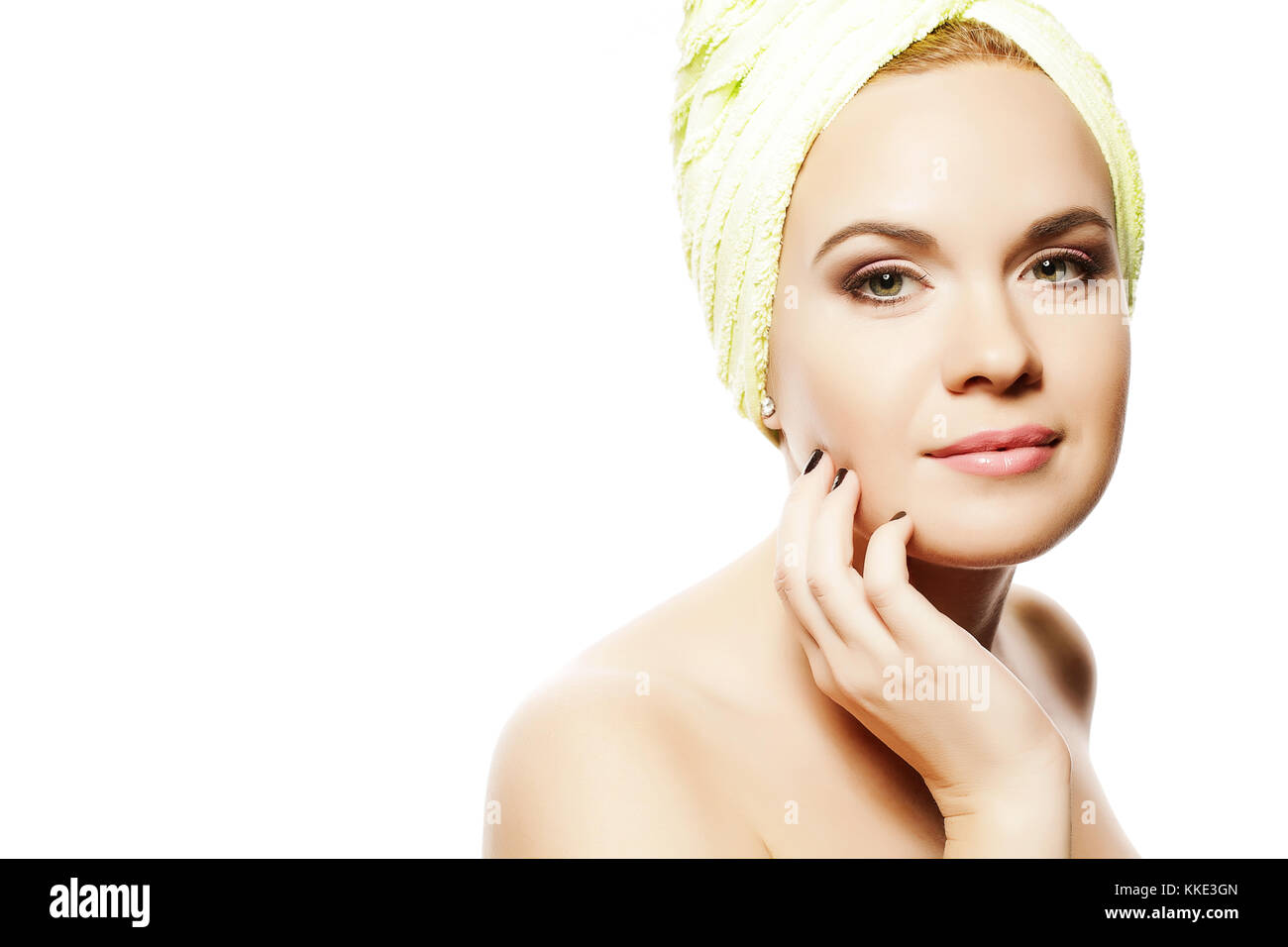 Femme spa. Belle fille avec des cheveux de gingembre après que Bath touche son visage. Peau parfaite. Soins de la peau. Peau jeune. Studio Shot Banque D'Images