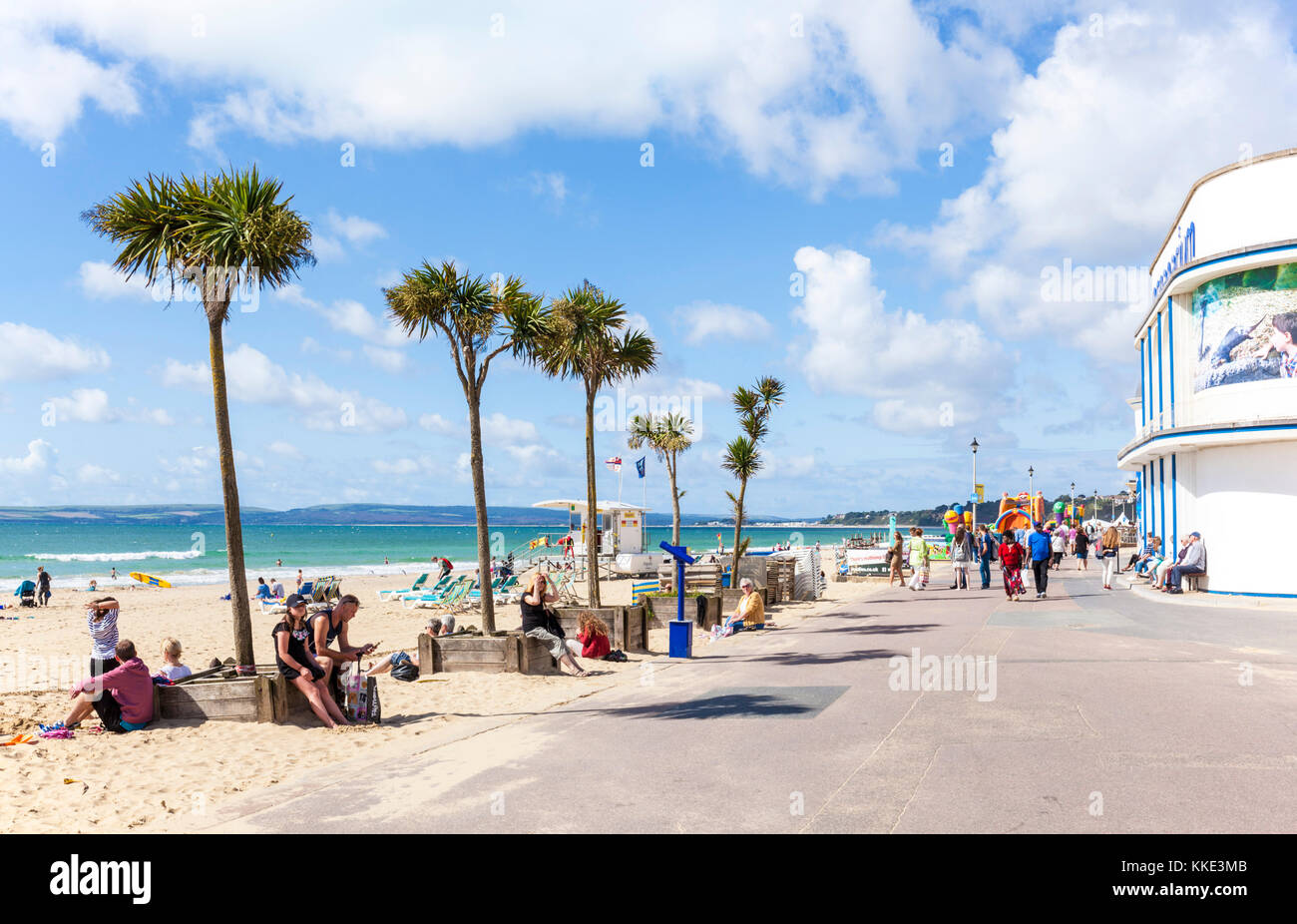 La plage de Bournemouth BOURNEMOUTH Dorset England touristes et des vacanciers sur underciff Oceanarium ouest promenade la plage de Bournemouth BOURNEMOUTH Dorset Banque D'Images